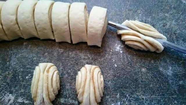 Streng aufrollen und von der Längsseite aus 3-4 cm Stücke abschneiden