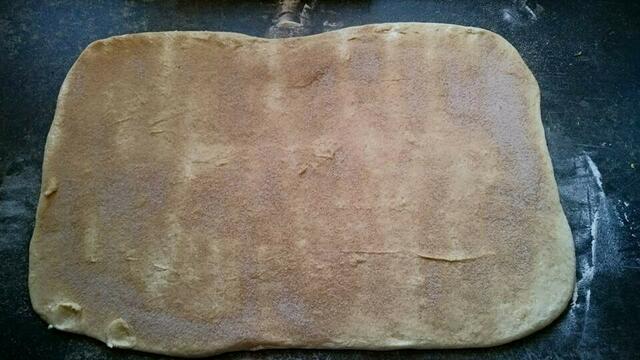 ca 50 x 55 cm ausrollen, mit Butter bestreichen und Zimtzucker bestreuen