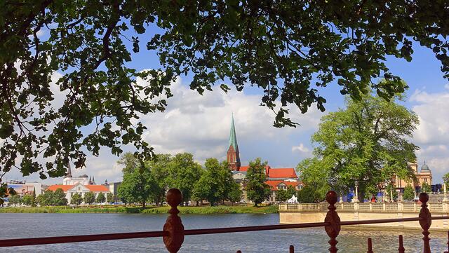 Blick von der Drehbrücke des Schlossinsel auf die Altstadt mit dem Dom. Foto: Helmut Kuzina