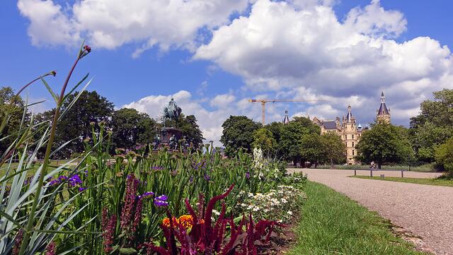 Der Schlossgarten mit seiner barocken Grundstruktur gilt in Norddeutschland als eine der schönsten Gartenanlagen aus der Zeit um die Mitte des 19. Jahrhunderts. Foto: Helmut Kuzina