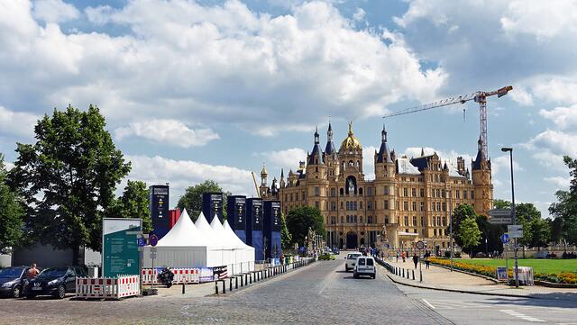 Auf dem Platz Alter Garten finden derzeit die Schlossfestspiele statt. Foto: Helmut Kuzina