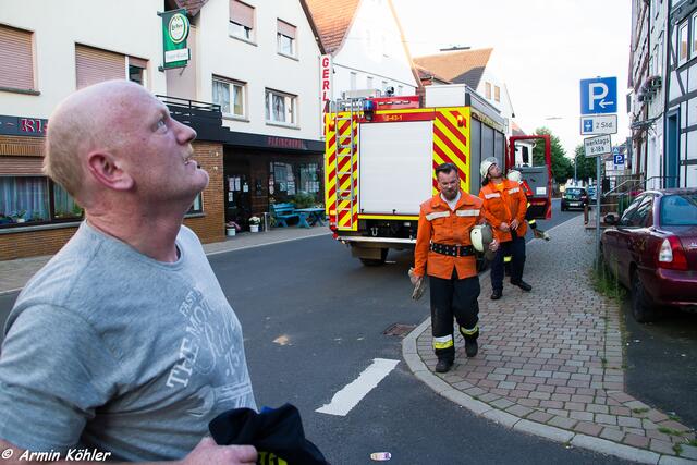 Mitglieder der Feuerwehr peilen die Lage