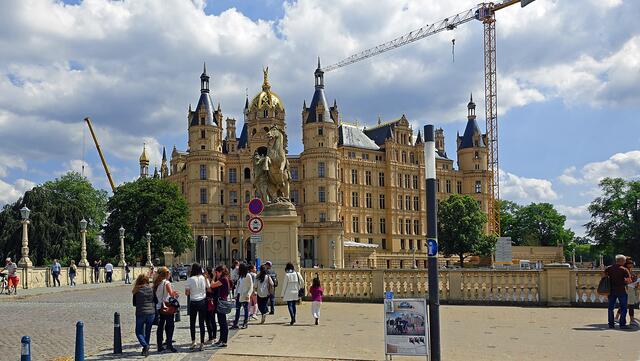 Das auf der Insel gelegene Schloss ist auch in der heißen Jahreszeit für Touristen ansprechend und anziehend. Foto: Helmut Kuzina