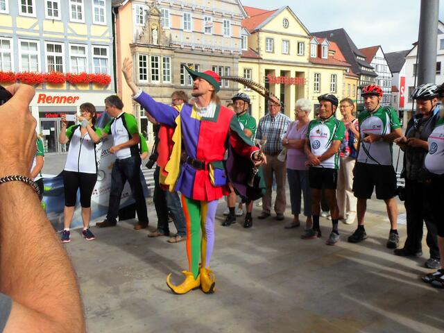 . . .  eine Begegnung mit dem buntgekleideten, Flöte spielenden, historischen Rattenfänger von Hameln fehlte nicht . . .