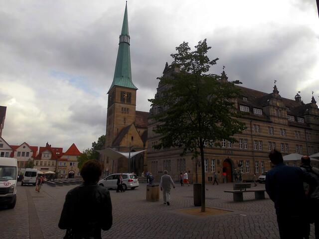 . . .  vor dem Hochzeitshaus im Stadtzentrum von Hameln . . .