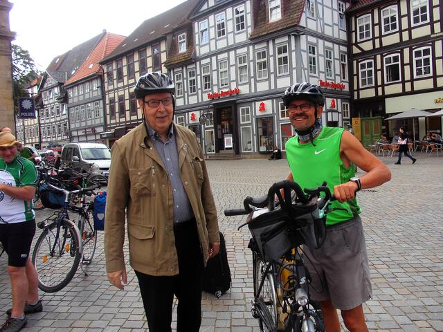 . . . Bischof Norbert Trelle,li. und Karl Wenning,re., vor dem Start zur Fahrradtour . . .