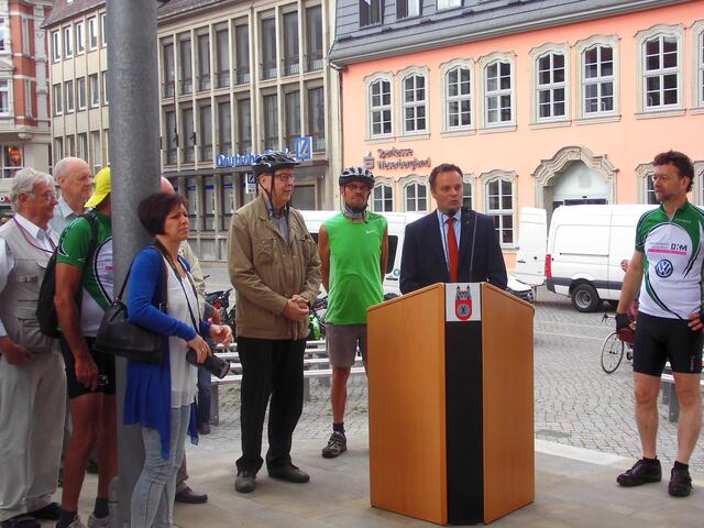 . . . . . . während der Ansprache des Oberbürgermeisters Claudio Gries von der Stadt Hameln, am Rednerpult . . .