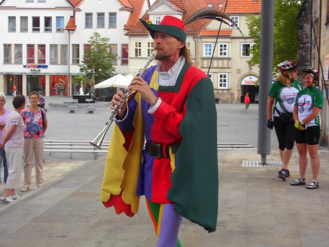. . .  eine Begegnung mit dem buntgekleideten, Flöte spielenden, historischen Rattenfänger von Hameln fehlte nicht . . .