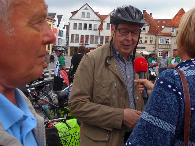 . . . auch der NDR war vertreten, ein Interview mit dem Bischof, ein Burgdorfer,li., hört zu . . .