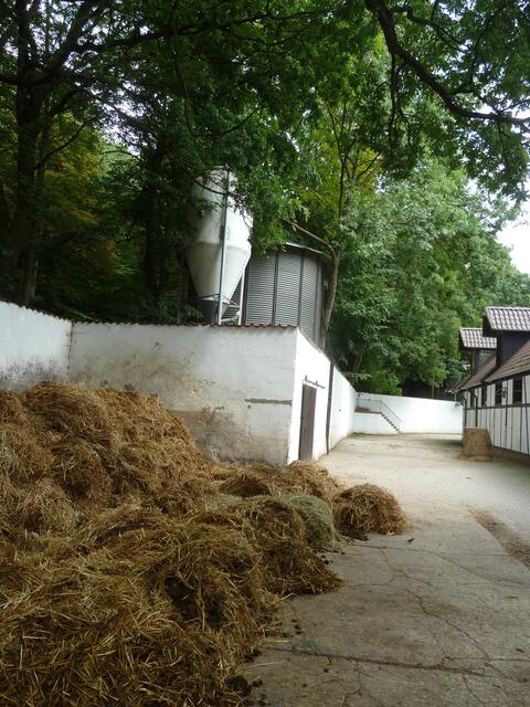 Misthaufen und Silos.