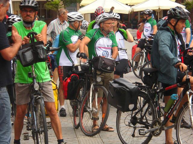 . . . startbereit zur großen Fahrradtour, Karl Wenning,li., von der Kolpingsfamilie Burgdorf  . . .