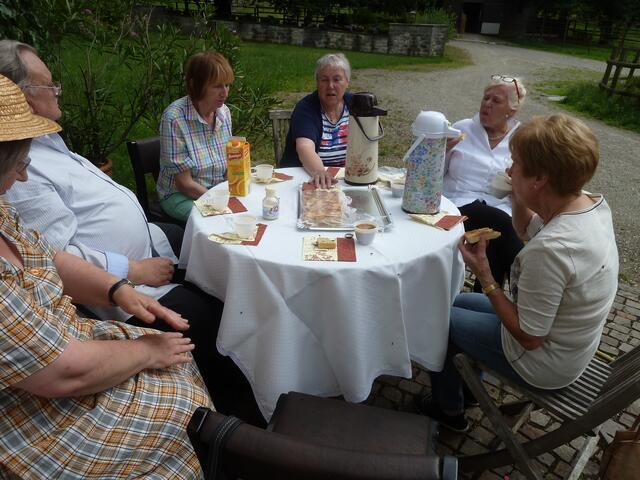 Kaffeetrinken nach dem Rundgang,mit vielen Fliegen.