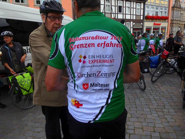 . . . Jubiläumsradtour 2015, ein Aufdruck auf den Trikots der Teilnehmer . . .