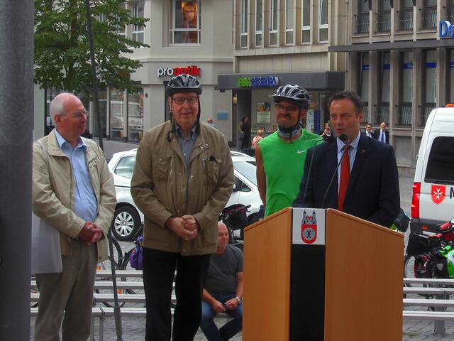 . . . Oberbürgermeister Claudio Gries,li., von der Stadt Hameln,re., Karl Wenning,2.v.re., Bischof Norbert Trelle,2.v.li. und Dechant Joachim Wingert Hameln,li., früher Pfarrer in St. Nikolaus Burgdorf . . .