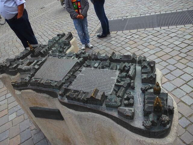 . . . ein Relief, stellt Teile der Altstadt Hameln dar . . .