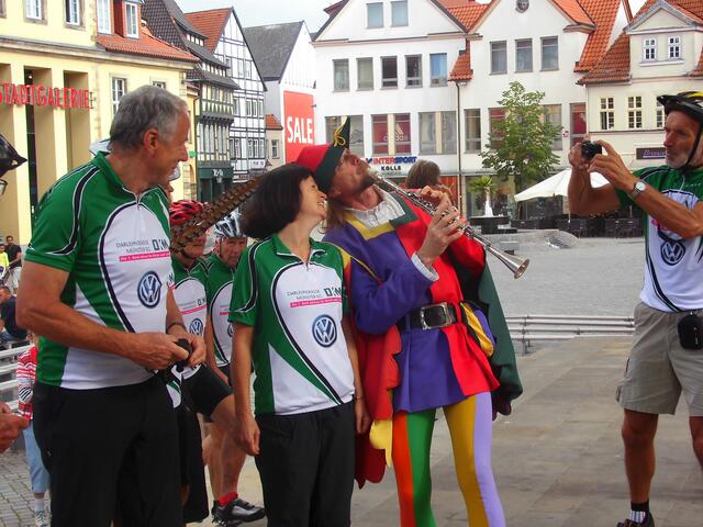. . .  eine Begegnung mit dem buntgekleideten, Flöte spielenden, historischen Rattenfänger . . .