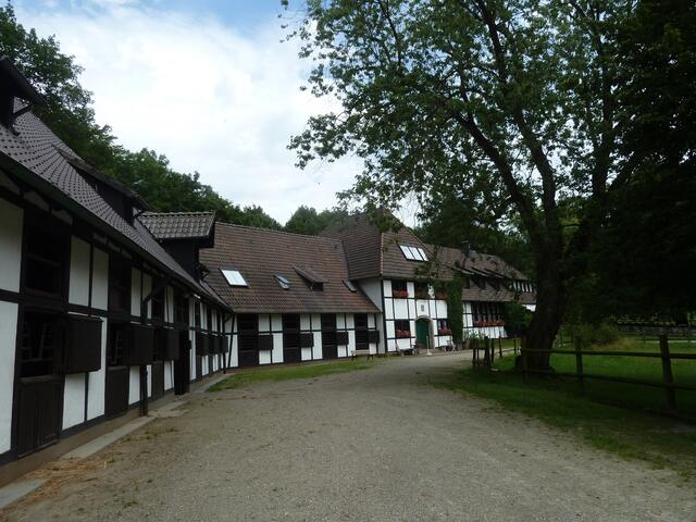 Stallungen und Wohnhaus.