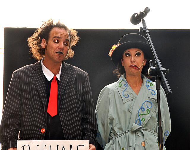 Bühne 1: Nino Costrini und Mina.