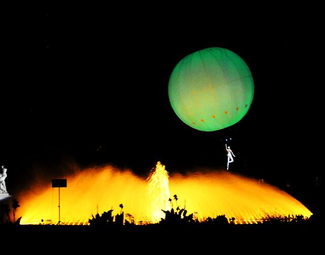 Eine Tänzerin am Ballon: Dream Engine mit der Heliosphäre.