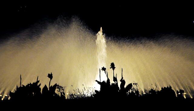 Zum Abschluss des Festes werden die Wasserspiele schön iluminiert.