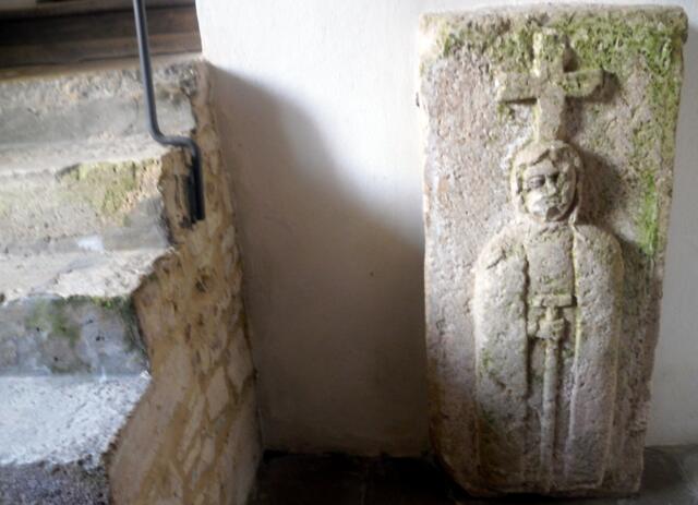 Die Grabplatte aus dem 12. Jh. zeigt eine der ersten Äbtissinnen des 976 von Wiltrudis gegründeten Benediktiner-Frauenklosters.