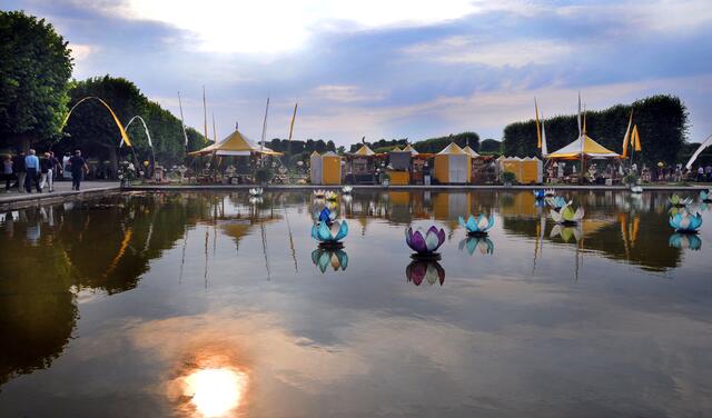 Sommerliche Abendstimmung an der Flaniermeile zwischen den Schwanenteichen.