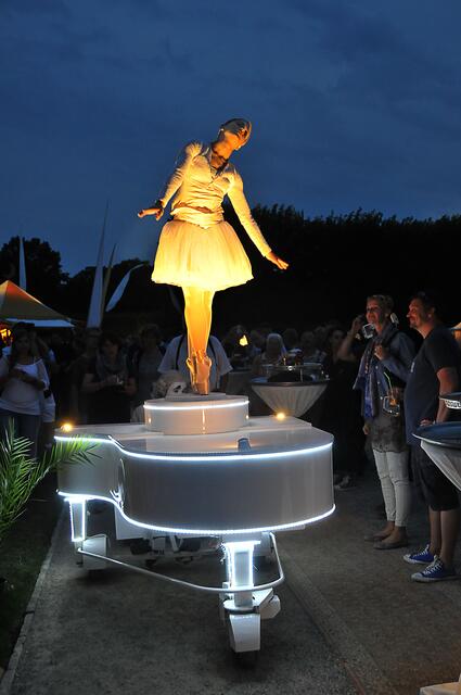 Ein rollender Flügel mit einer Ballerina: Italento.