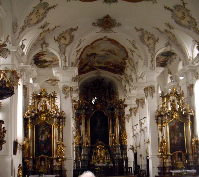 Chor der Kirche zum Heiligen Kreuz in Bergen ist in den Pfeilern noch die Struktur der ursprünglichen - um 1758 umgebauten - dreischiffigen romanischen Hallenkirche erkennbar