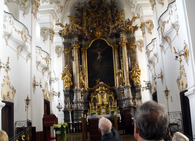 Die zehn Fresken hat der Augsburger Meister Johann Wolfgang Baumgartner gemalt. Sie stellen die Verehrung des Heiligen Kreuzes dar: