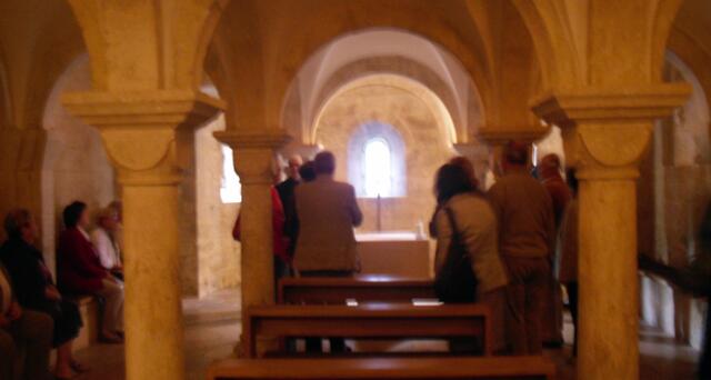 Die Krypta der Kirche zum Heiligen Kreuz in Bergen befindet sich unter derem Chor und ist von beiden Seiten her zugängig. Sie ist dreischiffig, 15 m lang und 5 m breit.