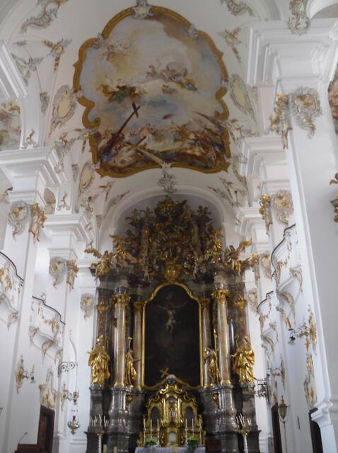 1756-60 wurde die Kirche im Auftrag der Neuburger Jesuiten vom Eichstätter Hofbaudirektor Domenikus Barbieri in einen lichdurchfluteten Saal umgebaut. Nur noch am Chor blieben die Pfeiler des alten Mittelschiffs erhalten, was den ursprünglichen Zustand erahnen lässt. Auch die mittlere Apsis wurde erhöht