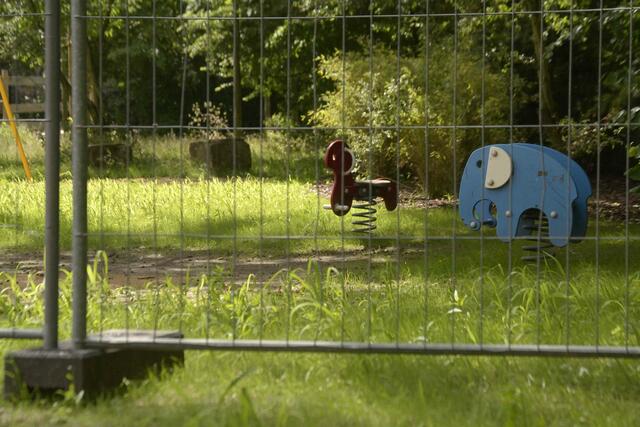 Spielgeräte hinter Gittern