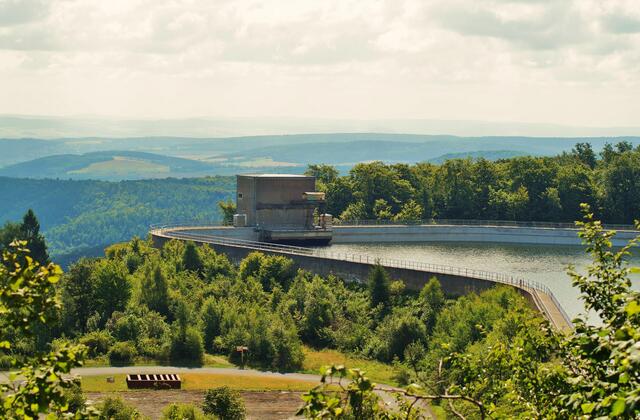 Auf dem Weg zum Ziel ein Blick zurück auf das alte Hochspeicherbecken und den Kellerwald