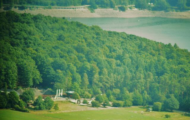 Fernaufnahme: Tierparkvorhof und Edersee