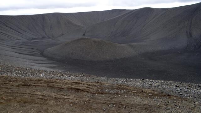Blick vom Kraterrand des Hverfjall in den Explosionskrater