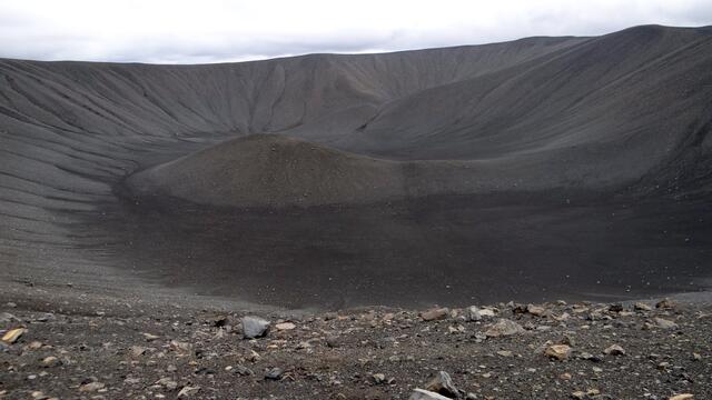 Blick vom Kraterrand des Hverfjall in den Explosionskrater