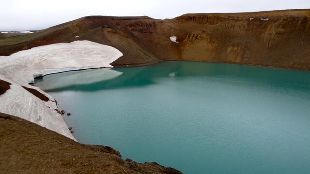 Viti Krater mit einem Durchmesser von 300 m und dem blaugrünen Kratersee