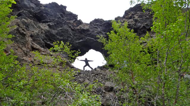 Dolores in einem natürlichen Fenster von Dimmuborgir