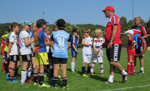 Jugend-Fußballschule mit Weltmeister Uwe Bein beim FSV Buchenau (Foto: Dersch)