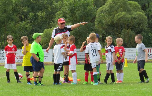Jugend-Fußballschule mit Weltmeister Uwe Bein beim FSV Buchenau (Foto: Dersch)