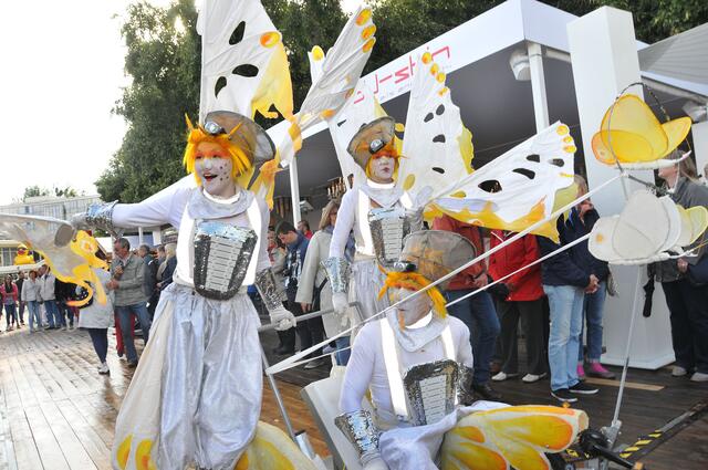 Festauftakt mit bunter, fröhlicher Parade.