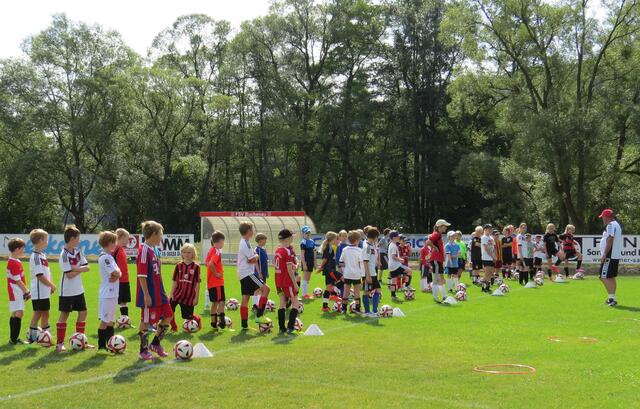 Jugend-Fußballschule mit Weltmeister Uwe Bein beim FSV Buchenau (Foto: Dersch)