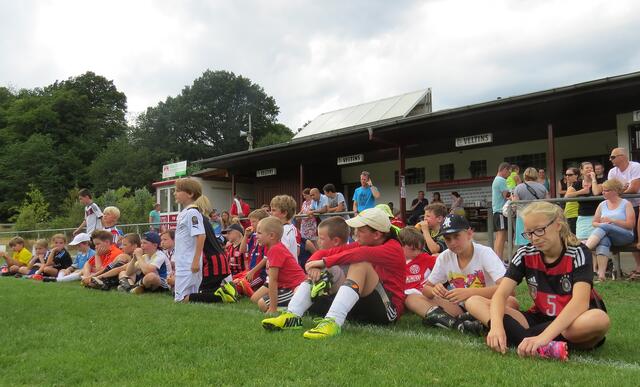 Jugend-Fußballschule mit Weltmeister Uwe Bein beim FSV Buchenau (Foto: Dersch)