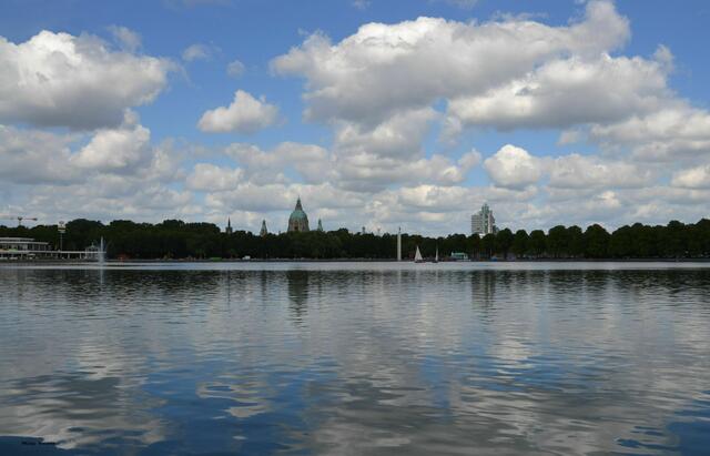 Blick auf das Nordufer des Maschsees und zum Neuen Rathaus (Foto: Katja Woidtke)