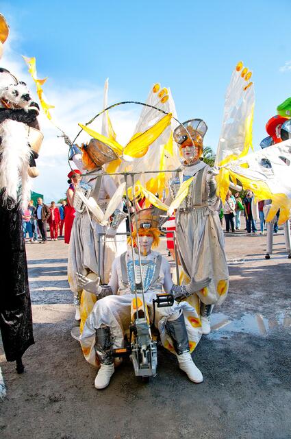 Festauftakt mit bunter, fröhlicher Parade.