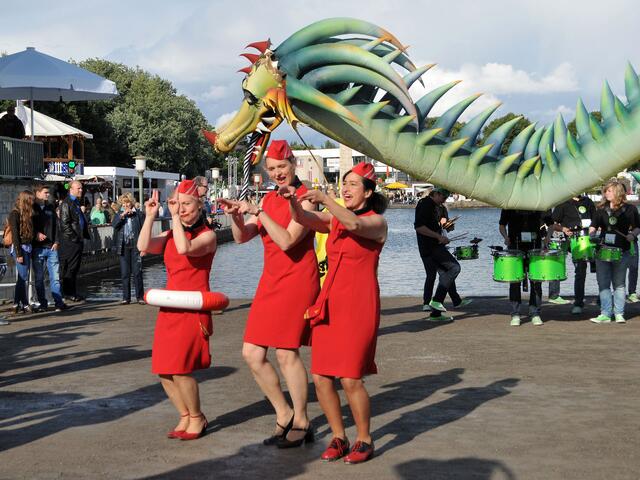 Festauftakt mit bunter, fröhlicher Parade.