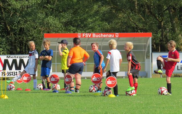 Jugend-Fußballschule mit Weltmeister Uwe Bein beim FSV Buchenau (Foto: Dersch)