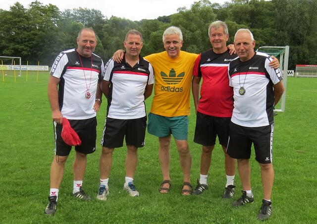 Die Trainer der Jugend-Fußballschule mit Weltmeister Uwe Bein (links) beim FSV Buchenau zusammen mit dem Vorsitzenden des FSV Buchenau, Eberhard Dersch (Mitte)