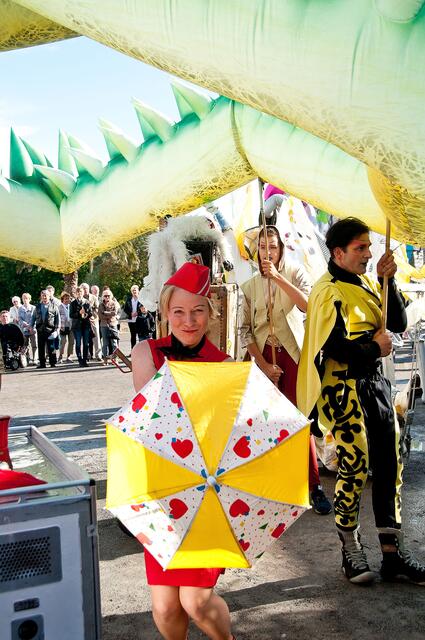 Bunte Parade als Festauftakt.
