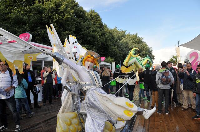 Festauftakt mit bunter, fröhlicher Parade.